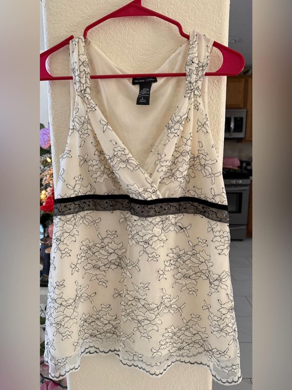 New York & Company : (Large) White Floral Lace Trim Sleeveless V-Neck Top NWOT